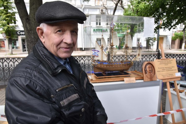 Волынщики, уличный театр и регата в фонтане. Как воронежцы отметили петровский юбилей