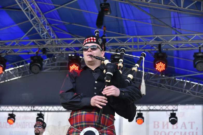 Волынщики, уличный театр и регата в фонтане. Как воронежцы отметили петровский юбилей