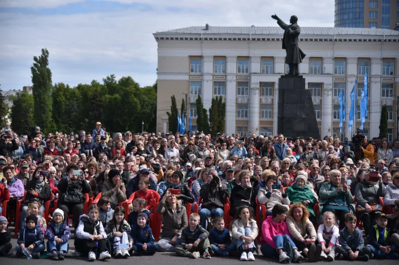 Волынщики, уличный театр и регата в фонтане. Как воронежцы отметили петровский юбилей