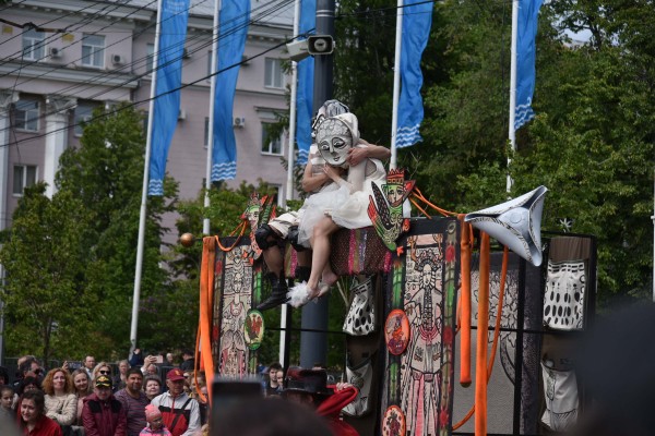 Волынщики, уличный театр и регата в фонтане. Как воронежцы отметили петровский юбилей