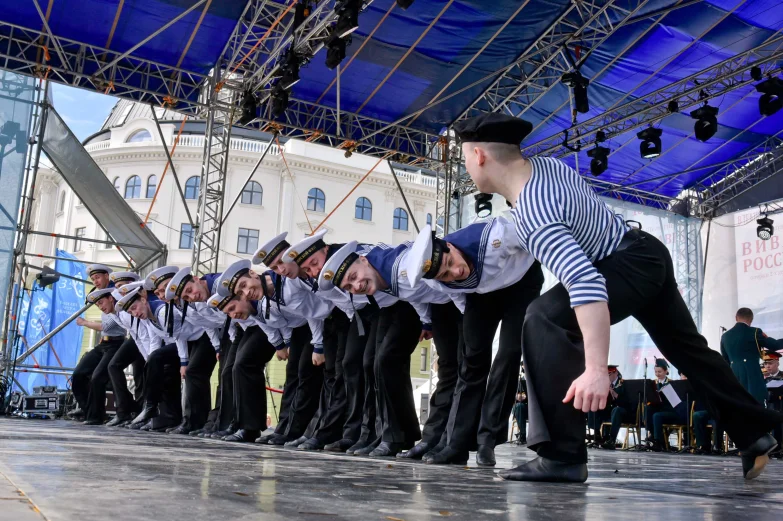 Волынщики, уличный театр и регата в фонтане. Как воронежцы отметили петровский юбилей