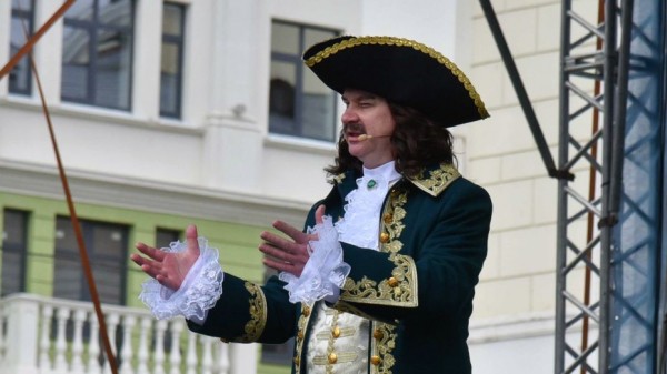 Волынщики, уличный театр и регата в фонтане. Как воронежцы отметили петровский юбилей