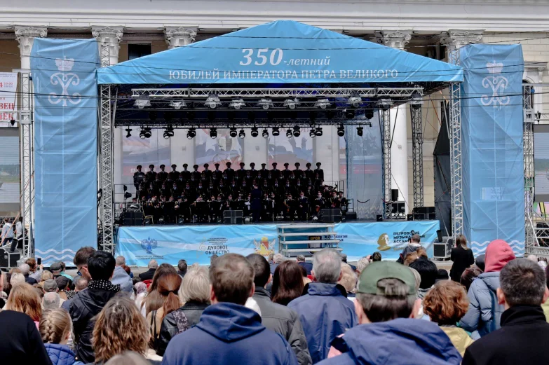 Волынщики, уличный театр и регата в фонтане. Как воронежцы отметили петровский юбилей