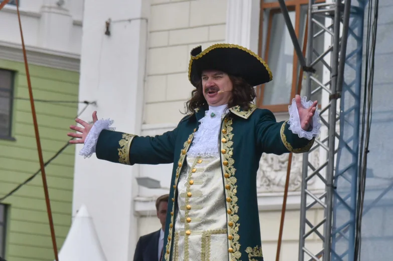 Волынщики, уличный театр и регата в фонтане. Как воронежцы отметили петровский юбилей