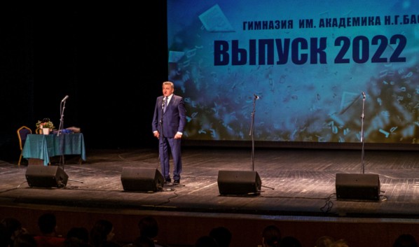 Сенатор Сергей Лукин поздравил выпускников воронежских школ