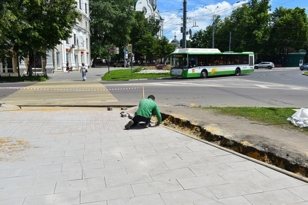 На улице Комиссаржевской в Воронеже убрали платную парковку между деревьями