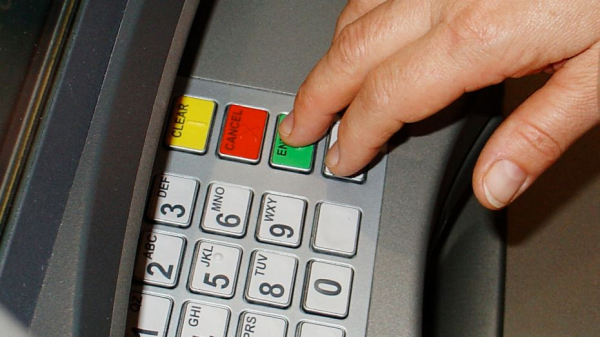 Жители Воронежской области стали реже снимать наличные деньги