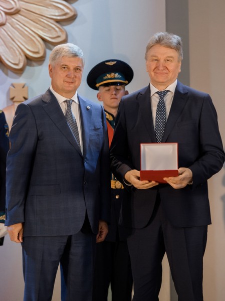 Губернатор наградил председателя Воронежской городской Думы Владимира Ходырева за активную законотворческую деятельность