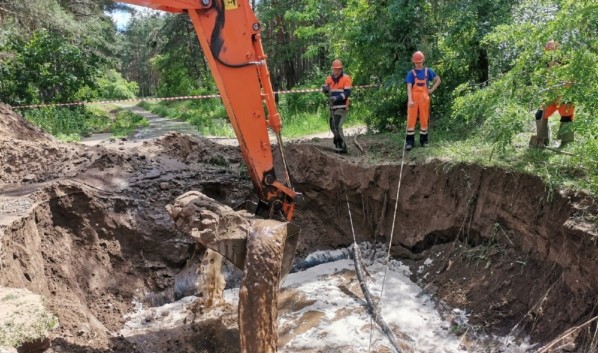 В Воронеже устранили коммунальную аварию, из-за  которой в Северном лесу образовалось озеро