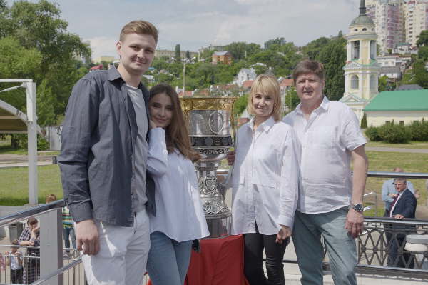 Игрок команды &ndash; обладателя Кубка Гагарина раздал в Воронеже более трехсот автографов юным хоккеистам