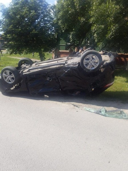 В Борисоглебске на крышу перевернулась Lada X-Ray с тремя детьми в салоне