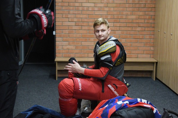 Игрок команды &ndash; обладателя Кубка Гагарина раздал в Воронеже более трехсот автографов юным хоккеистам