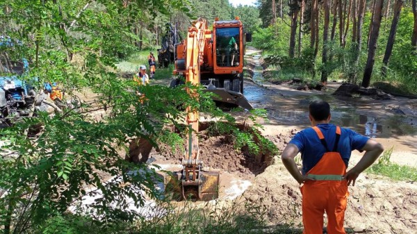 В Воронеже устранили коммунальную аварию, из-за  которой в Северном лесу образовалось озеро