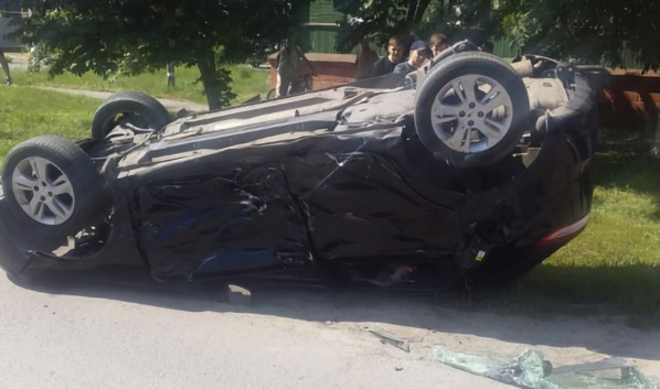 В Борисоглебске на крышу перевернулась Lada X-Ray с тремя детьми в салоне