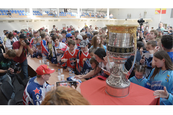 Игрок команды &ndash; обладателя Кубка Гагарина раздал в Воронеже более трехсот автографов юным хоккеистам