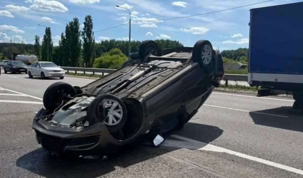 Под Воронежем &laquo;Лада&raquo; перевернулась после столкновения с КамАЗом