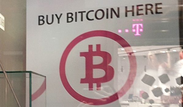 Биткоин обвалился до $23,3 тысячи, а криптобиржа Binance приостановила вывод средств