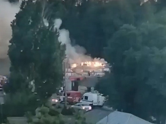 В Воронеже на улице Волгоградской сгорел магазин стройматериалов