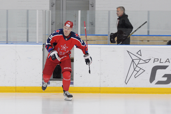 Игрок команды &ndash; обладателя Кубка Гагарина раздал в Воронеже более трехсот автографов юным хоккеистам