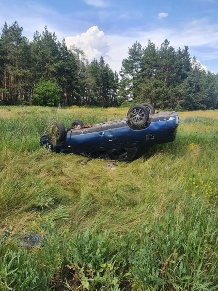 Под Воронежем ВАЗ-21102 вылетел в кювет и опрокинулся, 3-летний ребенок в больнице