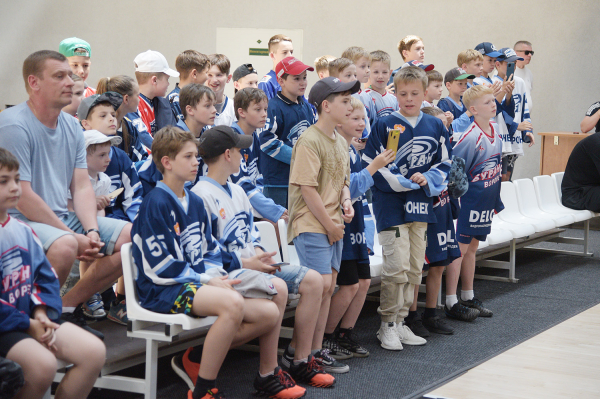 Игрок команды &ndash; обладателя Кубка Гагарина раздал в Воронеже более трехсот автографов юным хоккеистам