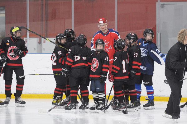 Игрок команды &ndash; обладателя Кубка Гагарина раздал в Воронеже более трехсот автографов юным хоккеистам