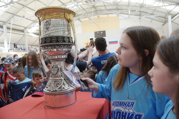 Игрок команды &ndash; обладателя Кубка Гагарина раздал в Воронеже более трехсот автографов юным хоккеистам