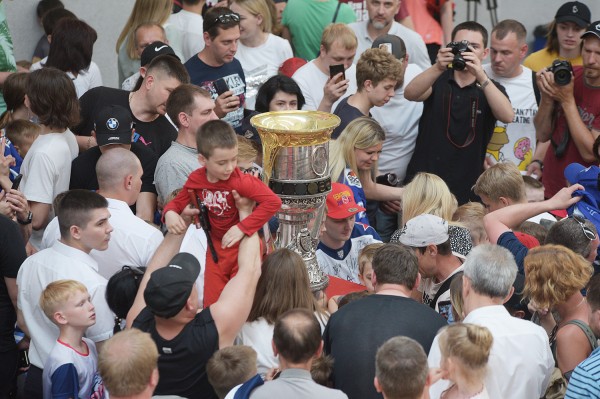 Игрок команды &ndash; обладателя Кубка Гагарина раздал в Воронеже более трехсот автографов юным хоккеистам