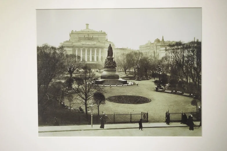 &laquo;Бубновый валет&raquo;, трактористы и последний русский бал. Что смотреть на новых выставках в воронежском музее Крамского