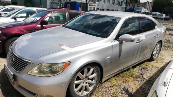 Жительница Воронежа ввезла в страну Lexus и не оплатила таможенные сборы на 2,3 млн рублей