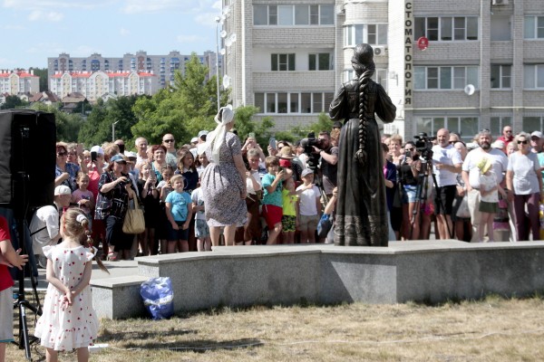 В Нововоронеже открыли новый памятник Аленке вместо старой скандальной скульптуры