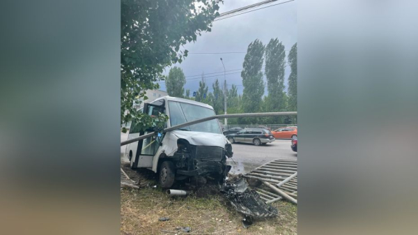 Маршрутка попала в ДТП и вылетела с дороги на левом берегу Воронежа