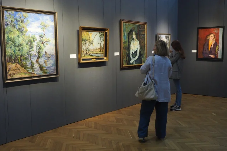 &laquo;Бубновый валет&raquo;, трактористы и последний русский бал. Что смотреть на новых выставках в воронежском музее Крамского