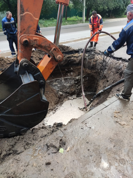 В Воронеже улицу Новгородскую перекрыли для проведения работ на поврежденном водоводе