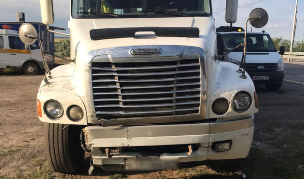 Под Воронежем американский грузовик протаранил KIA и Mercedes