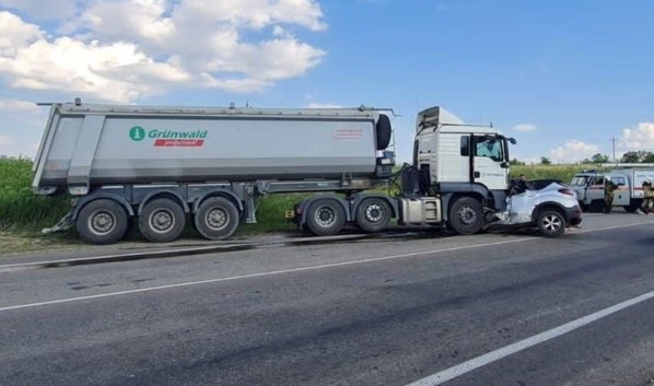 В Воронежской области фура врезалась в две легковушки: погибли три человека В Воронежской области фура врезалась в две легковушки: погибли три человека
