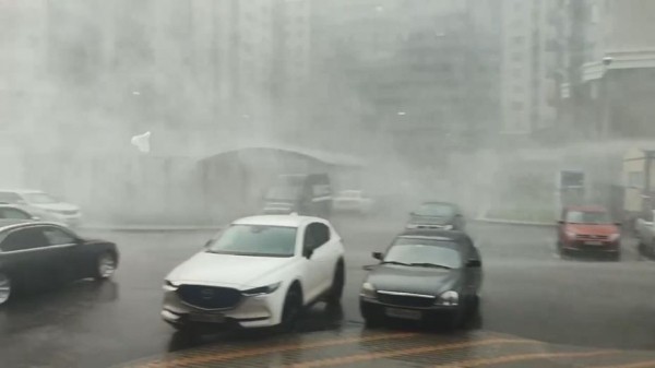 Воронежцы сняли на видео налетевший на город шторм