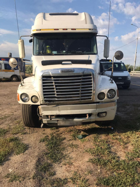 Под Воронежем американский грузовик протаранил KIA и Mercedes