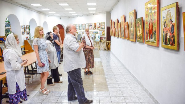 Творческая династия иконописцев Верхотиных представила выставку в Лисках