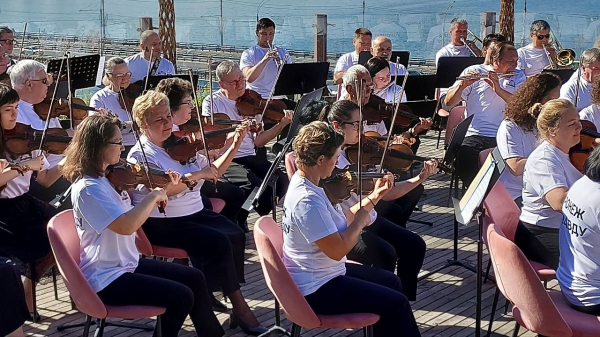 Симфонический оркестр исполнил композицию &laquo;Сектора газа&raquo; на крыше бизнес-центра в Воронеже