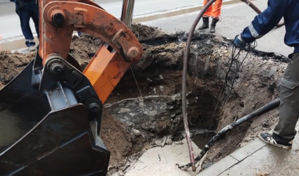 В Воронеже улицу Новгородскую перекрыли для проведения работ на поврежденном водоводе