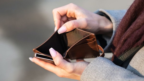 Приставы помогли жительнице Воронежа получить долг по зарплате в 847 тыс рублей