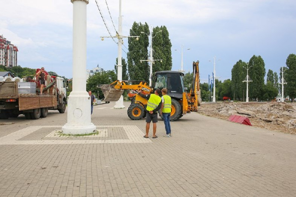 Мэр Воронежа продолжает контролировать ход работ на Петровской набережной