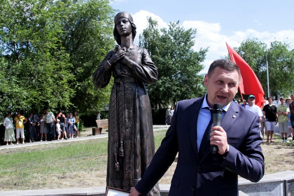 В Нововоронеже открыли новый памятник Аленке вместо старой скандальной скульптуры