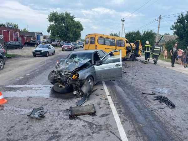 Два водителя попали в больницу после ДТП в воронежском райцентре