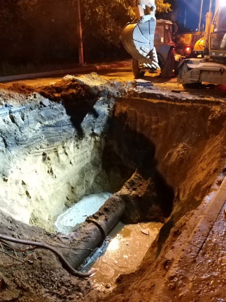 В Воронеже улицу Новгородскую перекрыли для проведения работ на поврежденном водоводе