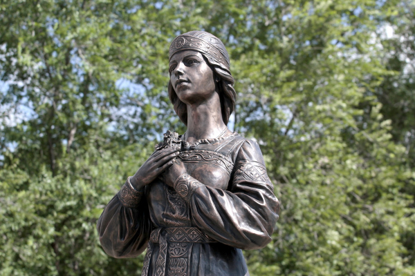 В Нововоронеже открыли новый памятник Аленке вместо старой скандальной скульптуры