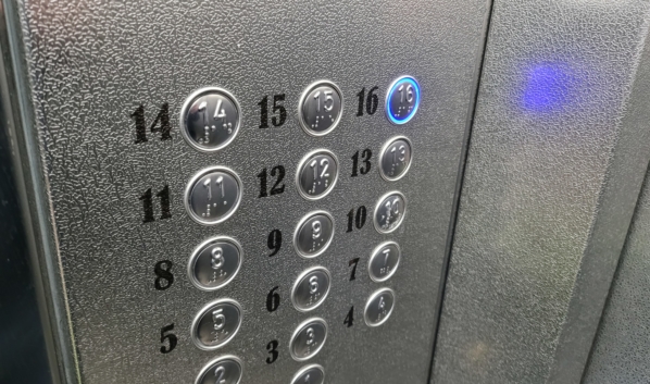 В Воронеже в лифте дома пенсионера избили, отобрав у него 60 тысяч рублей