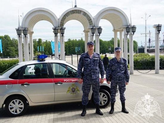 В Воронеже росгвардейцы задержали пьяного дебошира, разбившего телевизор и кассу в буфете