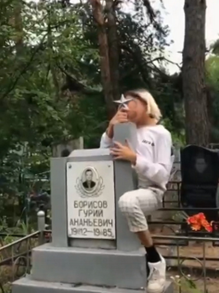 Задержаны подростки, танцевавшие и выкрикивающие ЛГБТ-лозунги на кладбище в Воронеже